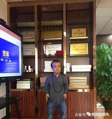 南阳邓州张卓 从报童到明星经纪人的创业传奇